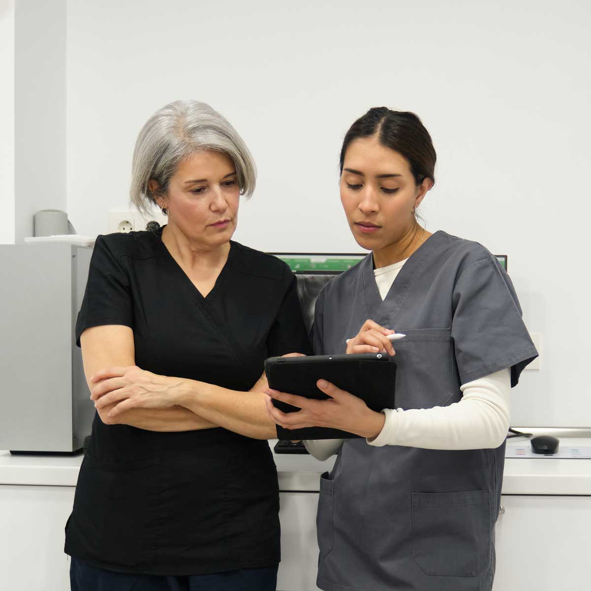 Two dentist discussing a case